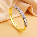 Eleganter 18 Karat vergoldeter Armreif mit blau-weißem Emaillemuster auf Seidenhintergrund - Saphirblau