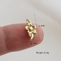 Vista macro dettagliata del ciondolo a girasole dorato di 1,6 cm sul dito come riferimento - Stile Forma Margherita Girasole Oro (19)