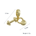 Detailweergave van 18k vergulde halter en 5kg kettlebell bedeltjes voor fitness sieraden - Gouden Halter (9)