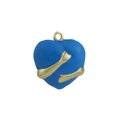 Vista dettagliata del ciondolo a cuore blu con braccia placcate oro 18K per collane - Abbraccio Blu Brillante (03)