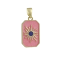 Makroaufnahme eines goldenen Tarot-Sonnenanhängers mit rosa Emaille und blauem Stein - Vintage Rosa Sonne (06)