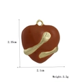 Ciondolo cuore abbracciato placcato oro 18K in smalto rosso, dimensioni 2,35x2,1 cm - Abbraccio Rosso-Marrone (01)