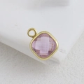 Detailopname van vierkante roze zirkoon hanger met 18K vergulde rand en ophangoogje - Lichtroze Vierkante Stijl (04)