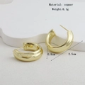 Vue détaillée des boucles d'oreilles créoles épaisses en C plaquées or poli au fini brillant - Style Anneau en C Doré Épais Poli (06)