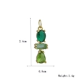 Dettaglio del pendente di smeraldo placcato oro 18K con dimensioni 2,4cm x 0,8cm e peso di 1,4g - Stile Verticale a 3 Gemme Verde