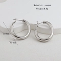 Détail de créoles argentées montrant un diamètre de 3,3 cm et une épaisseur de 0,4 cm - Style Clou Rond Simple Argent Brillant (07)