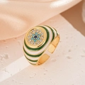 Dettaglio macro dell'anello placcato oro 18k con smalto verde e medaglione con fiore blu - Aperto Regolabile / 10117-Verde