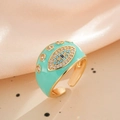 Macro-opname van de 18k vergulde evil eye ring met groen emaille en fonkelende kristallen - Verstelbaar Open / 10114-Turquoise