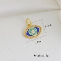 Makroaufnahme von vergoldetem Evil Eye Anhänger mit Emaille und Zirkonia Besatz - Zweifarbiger Emaille Strass Anhänger (18)
