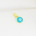 Makroaufnahme von 18K vergoldetem Evil-Eye-Anhänger mit Emaille auf weißer Seide - Runder Hellblauer Anhänger Ethno-Stil (05)