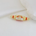 Detailaufnahme von 18K vergoldetem bösem Blick Anhänger mit Emaille und Gravur - Zylindrischer WILL Rot Weiß Emaille Verbinder (11)