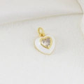 Makroaufnahme von 18k Gold Herzanhänger mit weißem Emaille und Zirkonia Detail - Weiß Emaille Herz Stil (18)