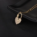 Collier cadenas cœur plaqué or avec micro-pavé de cristaux et motif d'œil bohème - Style Cadenas Cœur Entièrement Pavé (210997)