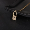 Détail macro du collier pendentif cadenas plaqué or orné de zircons étincelants - Style Cadenas à Trou de Serrure (210998)