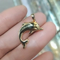 Mini-Delphin-Anhänger, 18k vergoldet, für Halsketten und Armbänder mit Ösen-Detail - Goldener Delfin Stil (24)