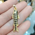 Goldener Fisch-Anhänger mit schwarzen Steinen und 18K Vergoldung für DIY-Schmuck - Schwarze Schuppen Koi-Fisch Anhänger (30)