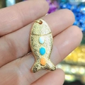 Fisch-Anhänger 18K vergoldet mit blau-weiß-orangen Steinen für DIY-Schmuckherstellung - Bunte Flosse Gold Kleiner Fisch Anhänger (31)