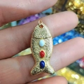 Goldener Fisch-Anhänger mit bunten Edelsteinen und strukturierter Oberfläche in der Hand - Gehämmertes Dreistein Fisch Stil (35)