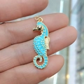 Mini-Seepferdchen-Anhänger mit 18k Vergoldung, hellblauem Emaille und Kristalldetail - Hellblaues Seepferdchen Stil (36)