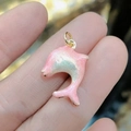 Delfin-Anhänger mit rosa Glitzer und 18k Vergoldung zwischen den Fingern gehalten - Rosa Perlglanz Delfin Stil (40)