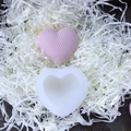 Macro-opname van 3D-hart siliconen mal met gestructureerde binnenkant en roze proefmonster - 2 Inch Geweven Hart