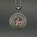 Collar de Caballeros Templarios en acero inoxidable con cruz roja y relieve - Colgante Solo Color Acero (Sin Cadena)