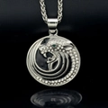 Pendentif tête de loup argenté avec strass blancs et verts sur fond noir élégant - Forme de Tête de Loup / Argent Seul (Sans Chaîne)