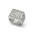 Detalle de un lujoso anillo de hombre en plata con circonitas brillantes y corte cuadrado - US 8 / Color acero