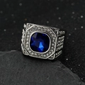 Vue macro de la bague argentée avec pierre bleue carrée et sertissage en pavé de zircons - Acier + Pierre Bleue
