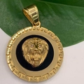 Vista macro de colgante cabeza de león en oro 18k con diseño griego en fondo negro - Dorado - Solo Colgante (Sin Cadena)