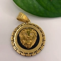 Detalle del colgante de cabeza de león dorada con borde de greca y ojos de circonita blanca - Dorado y Negro Solo Colgante (Sin Cadena)