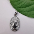 Vue détaillée du pendentif médaillon gaufré avec portrait de femme serti de zircons - Pendentif Grand Couleur Acier Seul (Sans Chaîne)