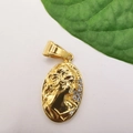 Détail du pendentif médaillon ovale en or 18k avec portrait en relief et cristaux brillants - Or Petit - Sans Chaîne