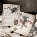 Cartas ilustradas de monstruos Cthulhu retro sobre madera oscura con textura vintage - Estilo Ilustración Monstruo Cthulhu