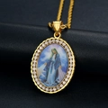 Pendente ovale della Vergine Maria in acciaio al titanio dorato con bordo in zirconi - Ritratto Vergine Maria (Stile I)