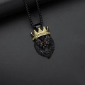 Collar hip hop de cabeza de león negro con corona dorada y ojos de strass rojos brillantes - Negro & Dorado Colgante Solo (Sin Cadena)