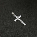 Ciondolo a croce in acciaio 316L argento con zirconi AAA su sfondo in pelle nera - Ciondolo in Argento Solo (Senza Catena)