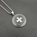 Makroaufnahme der silbernen Tempelritter-Kreuzkette aus Edelstahl auf schwarzem Leder - Anhänger Allein-Silber Ohne Stein (Ohne Kette)