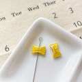 Vue macro d'un charm bonbon jaune avec relief Sweet pour la création de bijoux DIY - Bonbon Sucré Jaune