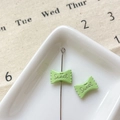 Détail d'une breloque perle DIY vert clair en forme de bonbon pour bijoux - Bonbon Sucré Vert