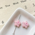 Détail de perles étoiles en émail rose avec texte Smile pour création de bijoux - Étoile Sourire Rose