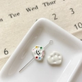 Gros plan d'un charme nuage en émail blanc avec pois colorés et visage souriant pour bijoux - Biscuit Souriant Blanc