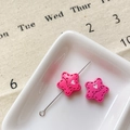 Gros plan de breloques DIY roses en étoile avec gravure Smile et découpe de cœur - Étoile Sourire Rose Rouge