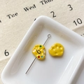 Détail macro de perles en alliage jaune en forme de cœur et smiley pour bijoux DIY - Biscuit Souriant Jaune