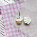 Détails macro de breloques cupcakes colorées avec fraises et paillettes pour DIY - Cupcake Jaune