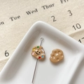 Gros plan de charms en résine en forme de biscuits avec sourire pour bijoux DIY - Biscuit Souriant Kaki