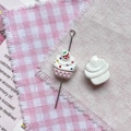 Détail d'un charme cupcake DIY avec motif fraise et aiguille sur tissu à carreaux - 16# Cupcake Rose