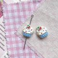 Détails des perles de cupcake à la fraise DIY avec base bleu pastel et glaçage blanc - 15# Cupcake Bleu
