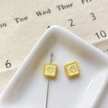 Détail macro de breloques coeur en alliage avec bord jaune pour bijoux DIY - Cœur Carré Jaune