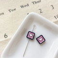 Vue macro de breloques cœur rose avec bord noir pour la création de bijoux DIY créatifs - Cœur Carré Noir Rose